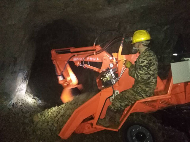 扒渣機操作作業.jpg 扒渣機操作作業.jpg