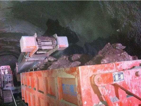 引水洞出渣.jpg 隧道出渣實(shí)況圖.jpg