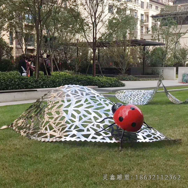 不銹鋼鏤空七星瓢蟲公園雕塑