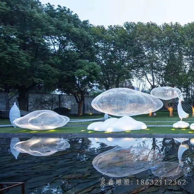 不銹鋼鏤空云朵公園景觀雕塑