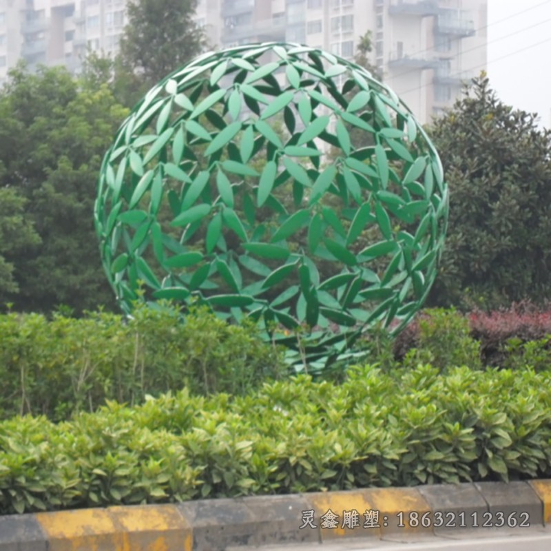 不銹鋼綠色鏤空球公園雕塑