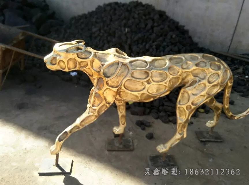 金錢豹?jiǎng)游锞坝^銅雕